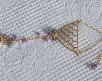 Bijou de main , bracelet et bague , chaînettes , perles de verre , perles en cristal , coloris or , mauve et violet/bleu.