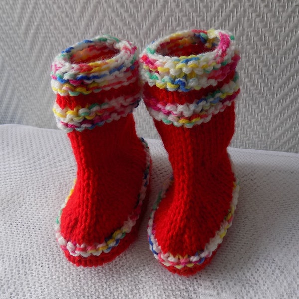 Bottes,bottons,chaussons bébé,coloris rouge et multicolore,réalisés au tricot,taille 12/18 mois.