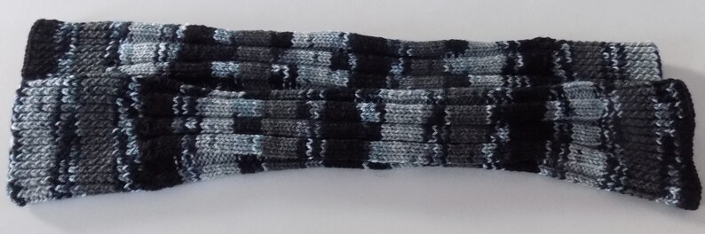 Paire de jambières hautes pour femmes tricotée main , coloris noir et tons de gris. image 2