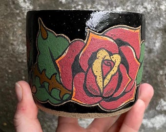 Keramiktasse mit amerikanischem traditionellem inspiriertem Rosendesign
