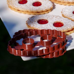 Romerska glasformar för kakor. Form för syltfyllda kakor. Linzer kakform.