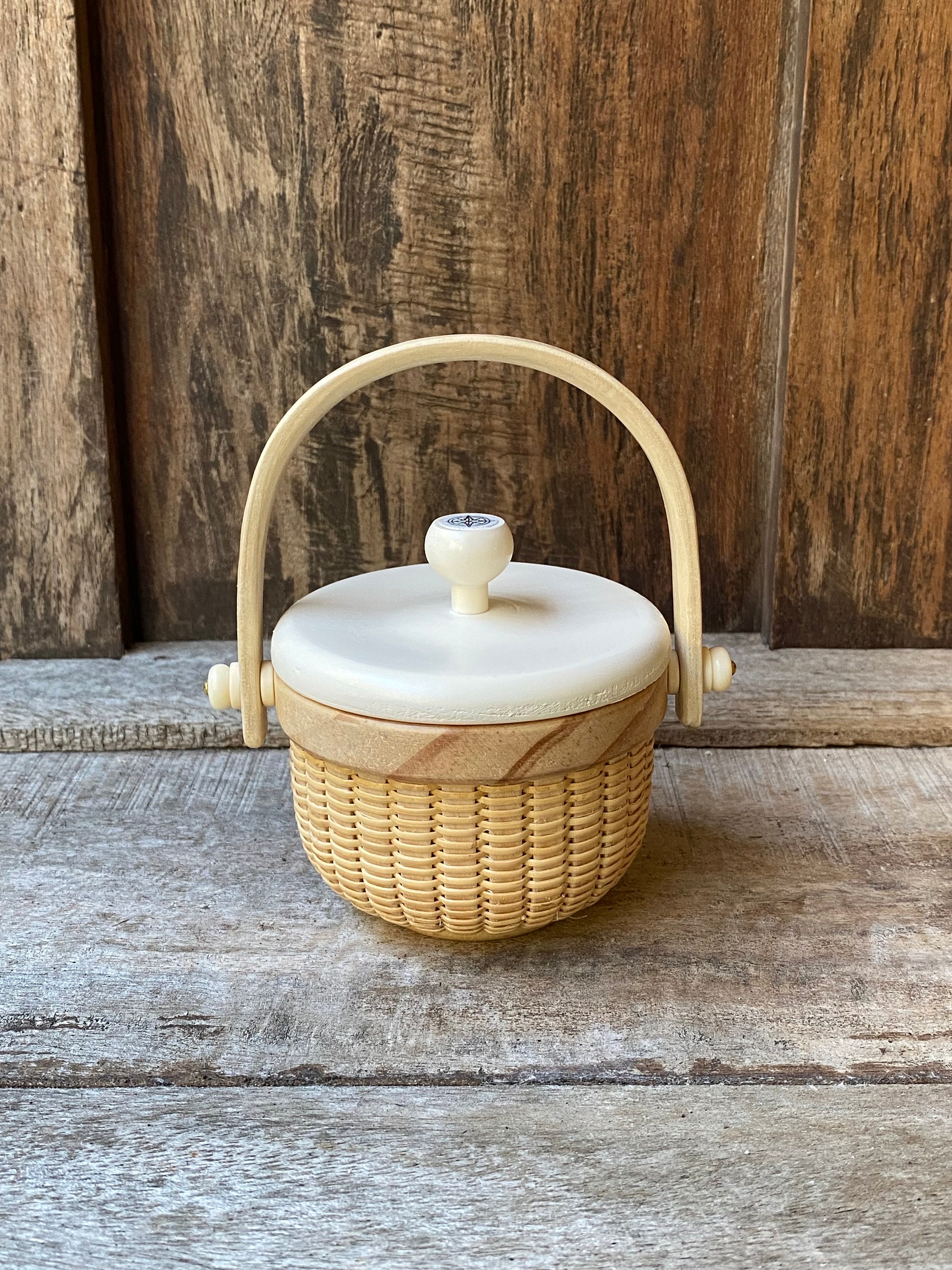 CDL Hand Stitched Mini Basket チャーム付き Miniature Nantucket Lightship Basket With Compass Rose Scrimshaw