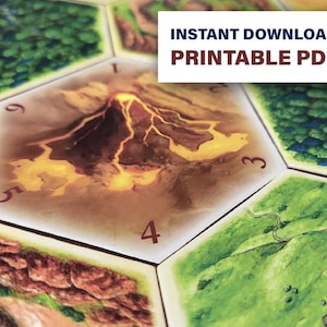 Może przedstawiać: Sześciokątna płytka do gry z obrazem wulkanu i nadrukowanymi na krawędziach liczbami 1, 2, 3, 4, 5, 6 i 9. Wulkan jest brązowy i pomarańczowy z żółtą lawą spływającą po bokach.