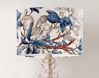 Bel abat-jour floral en taupe blanc bleu, abat-jour tambour en tissu imprimé fait main de style moderne Hamptons pour table ou pendentif THEODORA