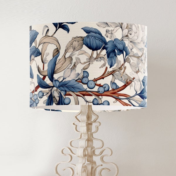 Blumen-Lampenschirm in blau weiß taupe, moderner Hamptons Style handgefertigter bedruckter Stofftrommel-Lampenschirm für Tisch oder Anhänger THEODORA