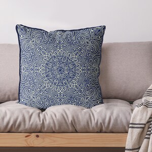 Funda de almohada con estampado de cachemira en azul y crema, cojín decorativo estilo Hamptons, cojín chinoiserie moderno para sofá, cojín decorativo ANUSHKA - Crema sobre azul