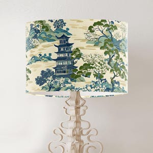 Elegante pantalla de lámpara chinoiserie azul y verde, pantalla de lámpara de tambor con estampado de tela hecha a mano, decoración de hogar de estilo rústico, lámpara de techo o de mesa, templo chino