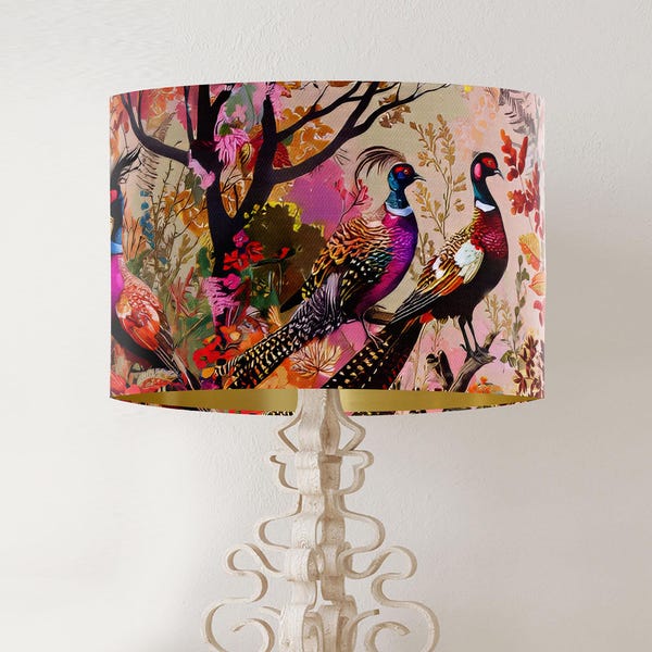 Lámpara de mesa o de techo con pantalla de faisán estilo moderno campestre. Pantalla de tela estampada a mano con coloridas aves de caza. Forro dorado.