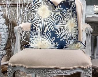 Funda de almohada Shibori color índigo, cojín decorativo de lino azul costero.