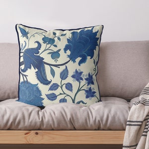 Fundas de almohada Hamptons, fundas de almohada con motivos florales en azul y crema, almohada decorativa azul, almohada estilo chinoiserie, almohada con detalles florales en azul, OPHELIA