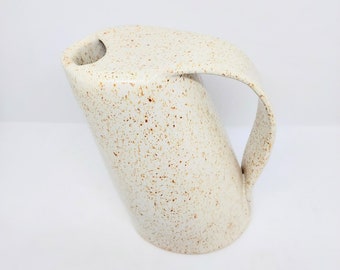 Sloped pitcher in handcrafted ceramic