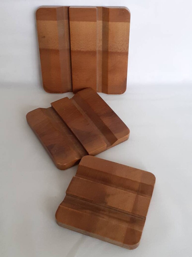 Puede incluir: Juego de cuatro posavasos de madera en tonos marrones. Los posavasos tienen un dise&ntilde;o acanalado y son cuadrados y rectangulares. Protegen las superficies de las marcas de bebidas.