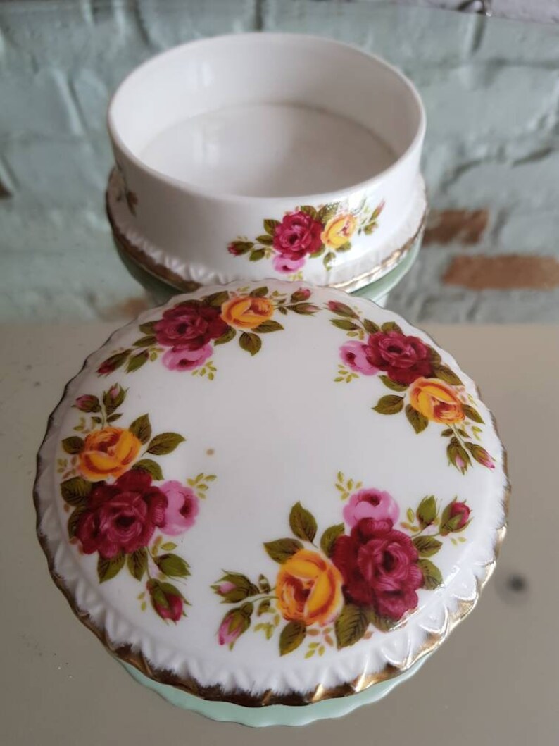 Fine Bone China! Vintage Cottage Rose Trinket Round Box /& Lid