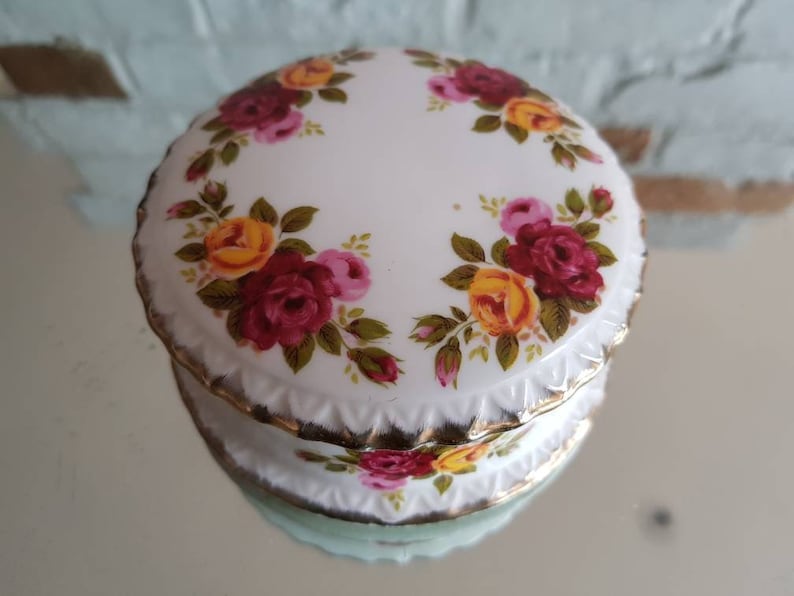 Fine Bone China! Vintage Cottage Rose Trinket Round Box /& Lid