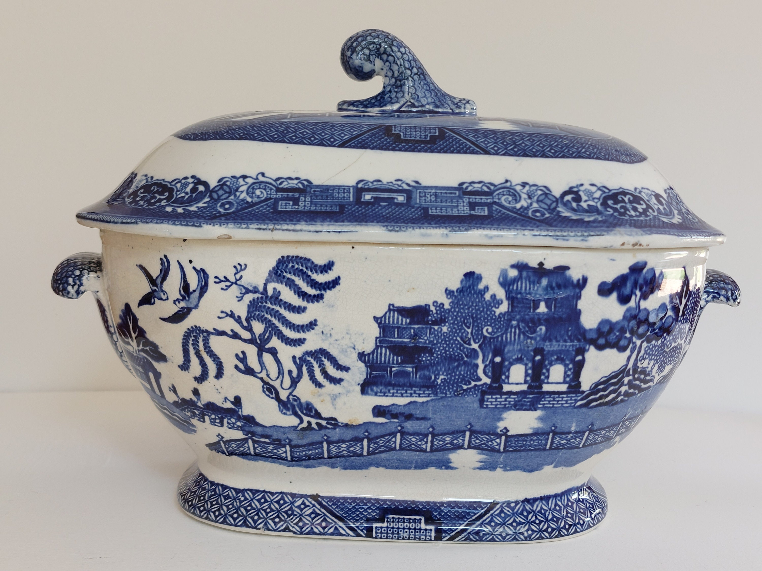Blue willow tureen deals