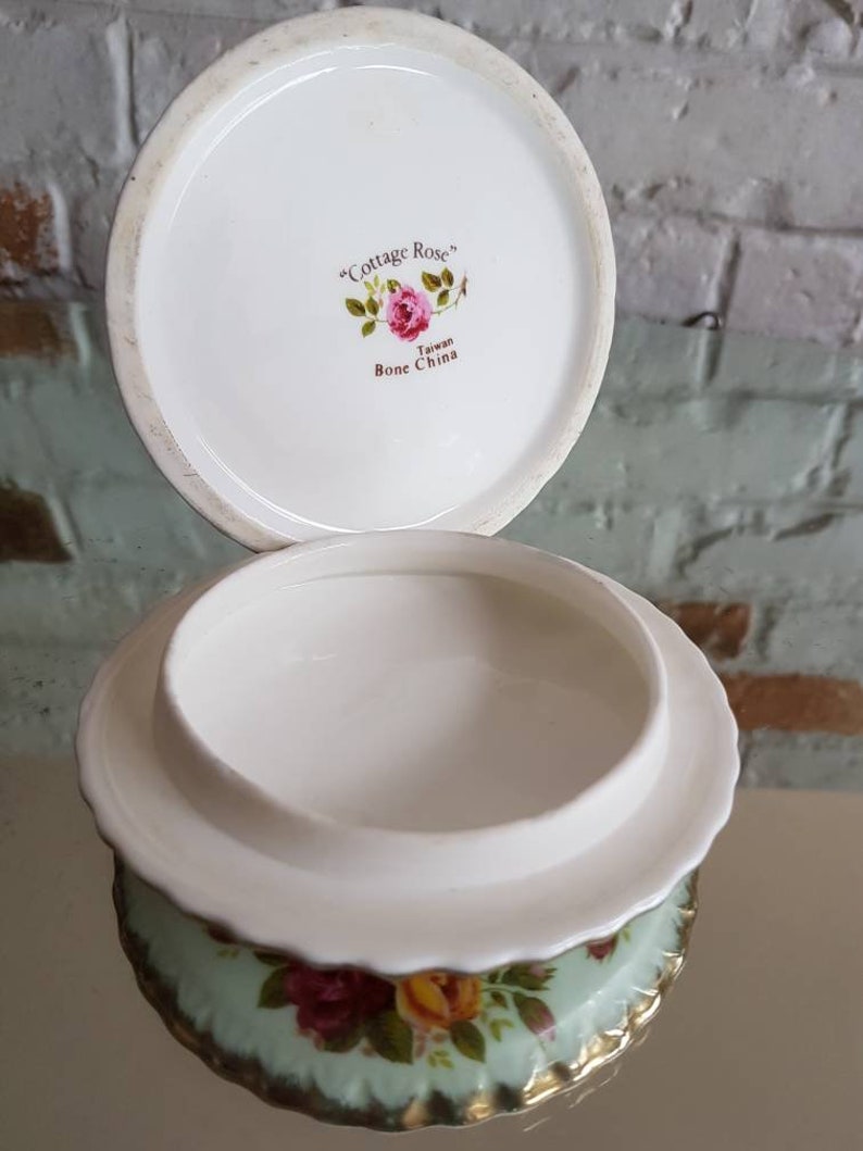 Fine Bone China! Vintage Cottage Rose Trinket Round Box /& Lid