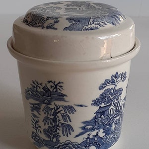 Vintage Mason&#39;s England Patent Ironstone Blue Willow Pattern Jar with Lid