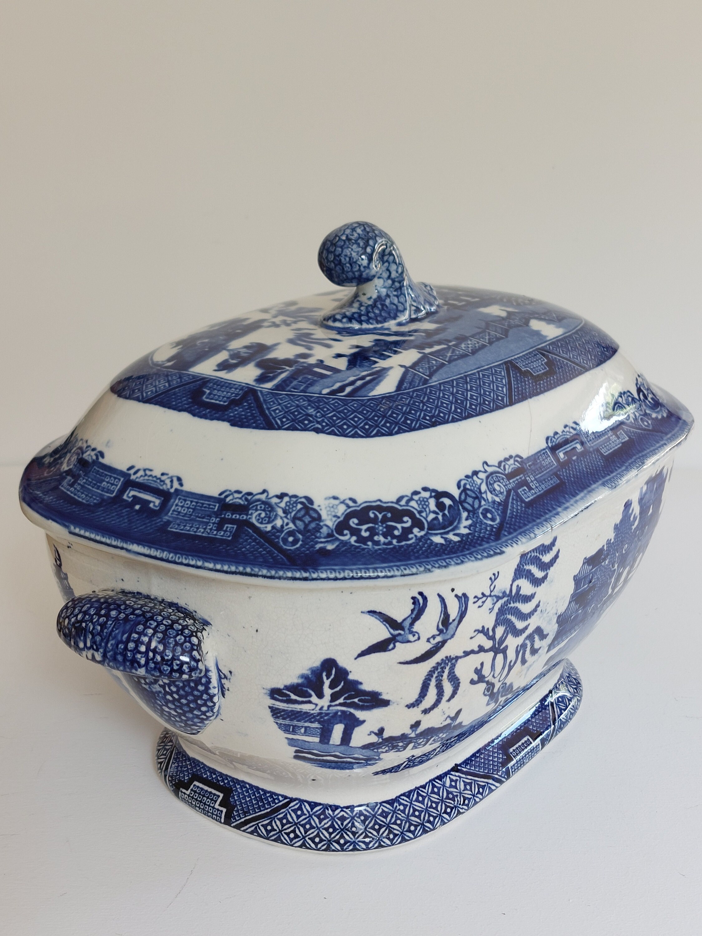 Blue willow soup tureen online