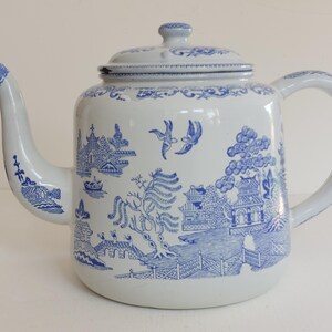 Rare MASSIVELY LARGE Vintage &quot;Willow&quot; Pattern Enamel Teapot!