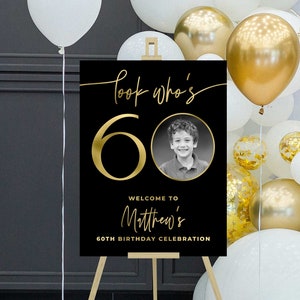 Placa de boas-vindas para festa de aniversário de 60 anos para homens, cartaz de boas-vindas Olha quem tem 60 anos, placa de espuma de 60 anos com foto, placa de foto de comemoração de aniversário, preto