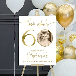 Decoración de cumpleaños número 60 para mujeres, cartel de bienvenida Mira quién tiene 60, tablero de espuma de cumpleaños número 60 con imagen, cartel de foto de celebración de cumpleaños