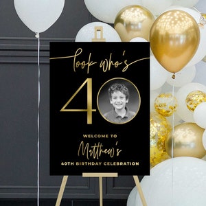 Cartel de bienvenida de la fiesta de cumpleaños número 40 impreso, para hombres o mujeres, Mira quién tiene 40, tabla de espuma, celebración del cumpleaños número 40, imagen divertida, letrero de foto