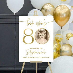 Decoraciones de fiesta de cumpleaños número 80 para mujeres, con foto, cartel de bienvenida Mira quién tiene 80, para caballete, cartel de bienvenida, para mujeres o hombres, personalizado
