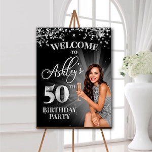 50. Geburtstag Willkommensschild mit Foto, Schwarz und Silber, Schaumplatte, personalisiertes Geburtstagsposter, Geburtstagsparty Dekoration für Frauen
