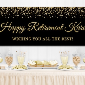 Puede incluir: Una pancarta negra con detalles de purpurina dorada y el texto "Happy Retirement Karen, Wishing You All The Best!" sobre una mesa con golosinas y tarros de cristal. Decoraci&oacute;n de fiesta de jubilaci&oacute;n.