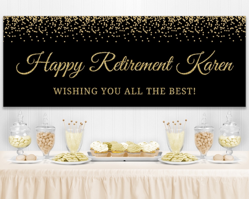Puede incluir: Una pancarta negra con detalles de purpurina dorada y el texto "Happy Retirement Karen, Wishing You All The Best!" sobre una mesa con golosinas y tarros de cristal. Decoraci&oacute;n de fiesta de jubilaci&oacute;n.