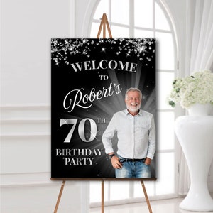 Cartel de bienvenida del 70 cumpleaños con foto, cartel de cumpleaños de cualquier edad personalizado, decoraciones de fiesta de cumpleaños en negro y plata
