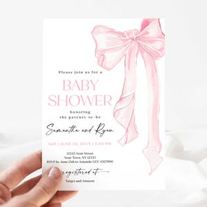 Könnte beinhalten: Eine Babyparty-Einladung mit einem rosa Aquarell-Bogen und -Band-Design. Der Text lautet "BABY SHOWER" und enthält die Namen "Samantha und Ryan". Datum und Uhrzeit sind ebenfalls angegeben.