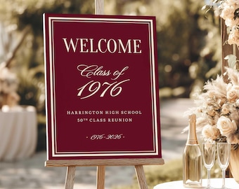 Puede incluir: Un letrero de bienvenida rectangular de color granate sobre un caballete de madera con texto en blanco que dice WELCOME, Class of 1976, HARRINGTON HIGH SCHOOL 50TH CLASS REUNION y 1976-2026, enmarcado por un borde blanco de doble línea.