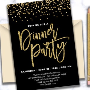Könnte beinhalten: Schwarze Einladung zur Dinnerparty mit goldglitzerndem Text und Akzenten. Die Einladung lautet "Join us for a Dinner Party" mit Veranstaltungsdetails. Enthält einen goldglitzernden Bleistift und einen cremefarbenen Umschlag.
