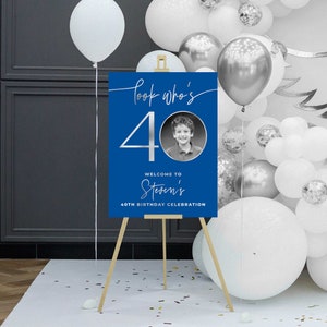 Cartel de bienvenida de cumpleaños azul y plateado para hombres, cartel de bienvenida Mira quién tiene 40 años, tablero de espuma de 40 cumpleaños con imagen, cartel con foto, impreso