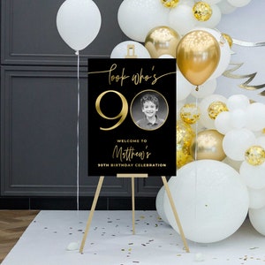 Panneau de bienvenue du 90e anniversaire avec photo, décorations d'anniversaire pour homme ou femme, panneau d'affichage Look who's 90, célébration d'anniversaire, élégant