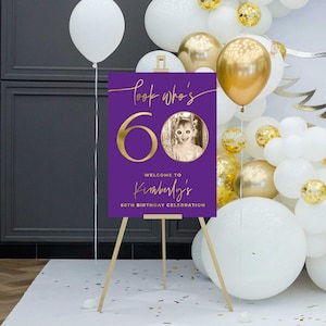 Signo de bienvenida de cumpleaños púrpura para mujeres, Mira quién tiene 60 tablero de bienvenida, cartel de cumpleaños número 60 con imagen, signo de foto de celebración de cumpleaños
