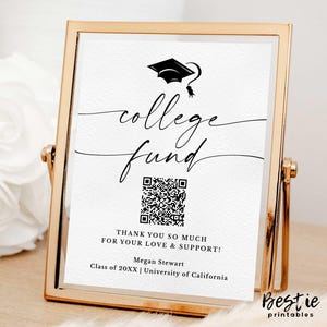 Może przedstawiać: Biały znak z czarnym tekstem i czarną grafiką czapki absolwenta. Tekst brzmi "college fund" i zawiera kod QR. Znak zawiera również tekst "Thank you so much for your love & support! Megan Stewart Class of 20XX | University of California".