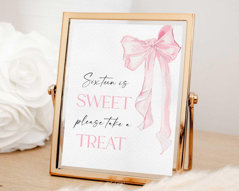 以下が含まれることがあります： ピンクの水彩画の弓と「Sixteen is Sweet, please take a treat」というテキストが書かれた金色の看板です。