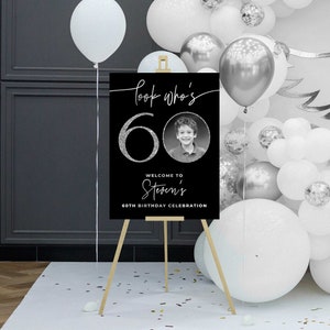 Cartel de bienvenida de cumpleaños con purpurina negra y plateada para hombres, póster fotográfico Mira quién tiene 60 años, tablero de espuma con imagen, celebración del 60 cumpleaños
