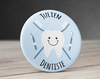 Badge Dentiste personnalisé 58 mm avec prénom Dents , Badge, Miroir ou aimant personnalisé , Badge dentiste , Grand badge 58 mm