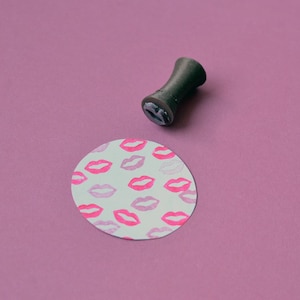 Mini-Lippenstempel. Mundpolster. Scrapbooking-Stempel. Ankündigungsstempel. Babyshower-Stempel. Geburtstagsstempel