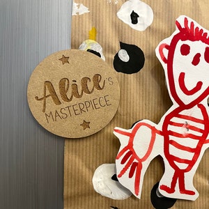Calamita in legno per il disegno personalizzato del bambino. Magnete personalizzato con nome. Magnete in legno capolavoro