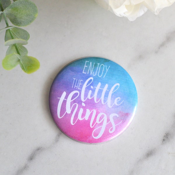 Badge Enjoy the Little Things 58 mm, Miroir Little Things aquarelle, Miroir Little Things, Aimant aquarelle Décapsuleur citation, badge 58mm