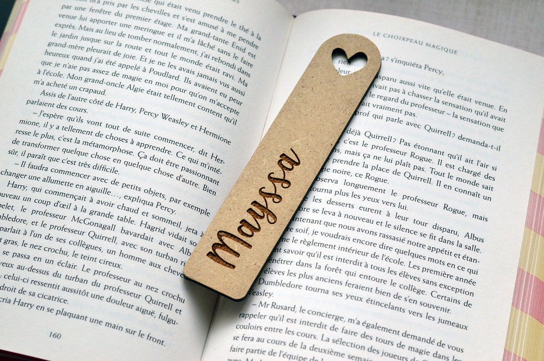 Custom Wood Book Sign With Name and Heart - Etsy