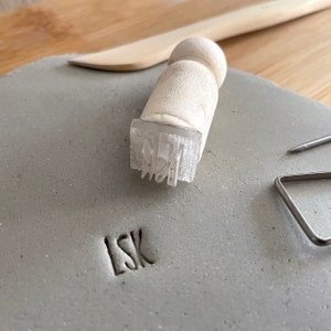 Timbro firma monogramma per ceramica. Timbro acrilico monogramma. Timbro per ceramica, Timbro firma. Timbro in ceramica monogramma.