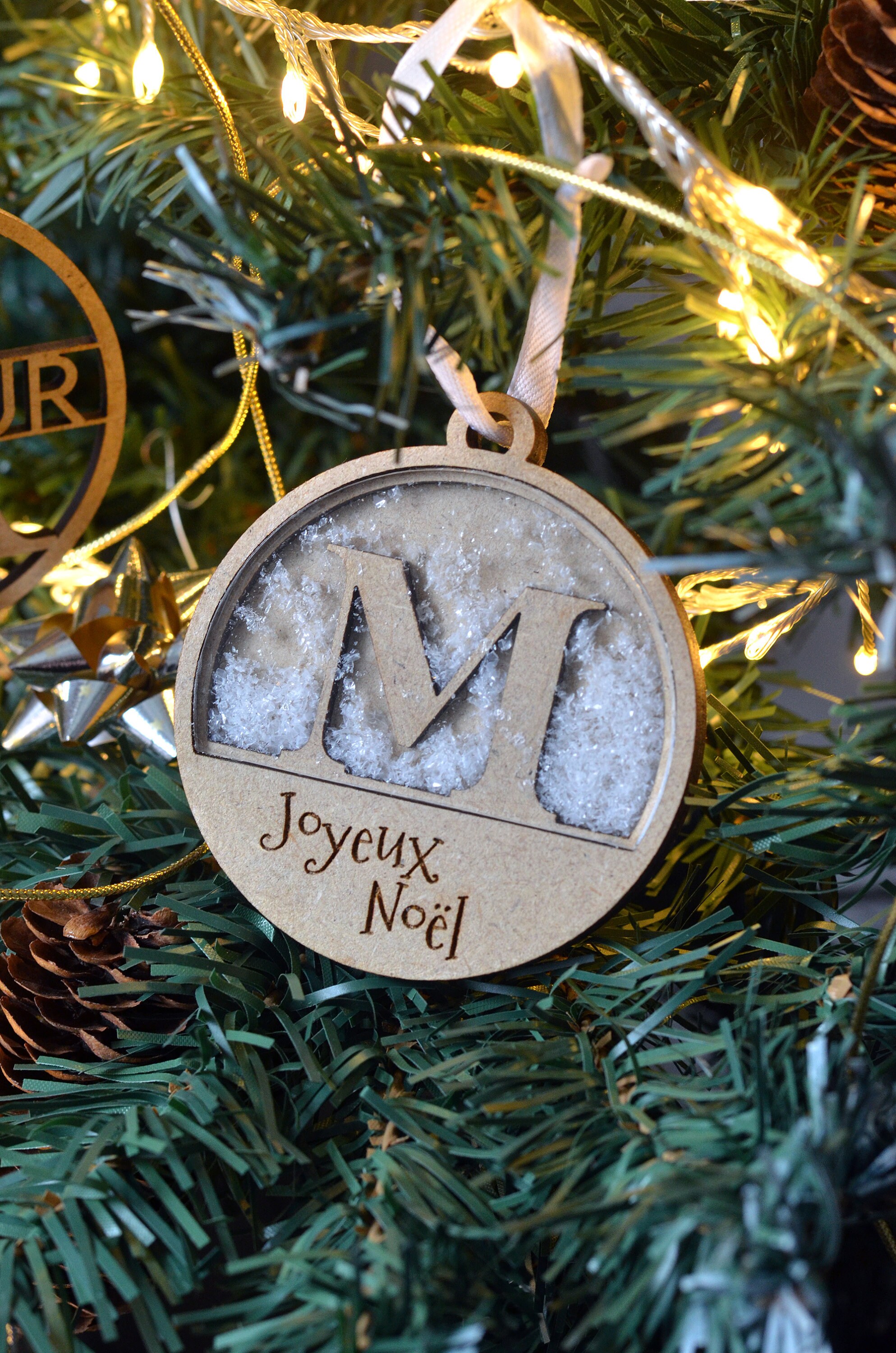 Boule à Neige Ornement Couturière - Décoration De Noël 7x7 Cm Pour Sapin, Porte Ou Cheminée