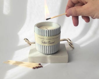 Sojakaars met gezouten karamel in cementpot | Handgemaakte minimalistische kaars | Geur van gezouten karamel | Decoratieve huiskaars
