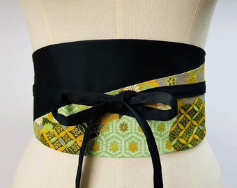 Wendbarer und verstellbarer zweifarbiger Obi-Gürtel aus bedruckter japanischer Baumwolle mit traditionellem Muster in Grün und Schwarz, hoher Taille.