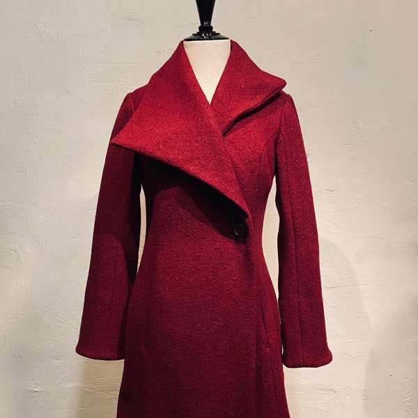 Manteau en laine bouillie bordeaux près du corps grand col asymétrique.